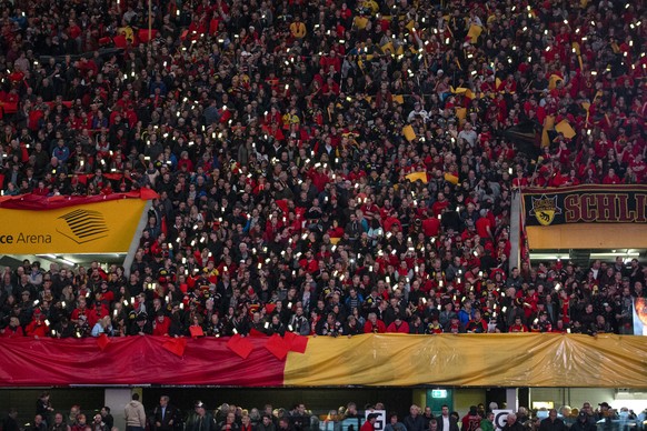 Die Mobiltelefone der SCB-Fans leuchten waehrend einer Choreographie, vor dem siebten Eishockey Playoff-Halbfinalspiel der National League zwischen dem SC Bern und dem EHC Biel, am Dienstag, 9. April  ...