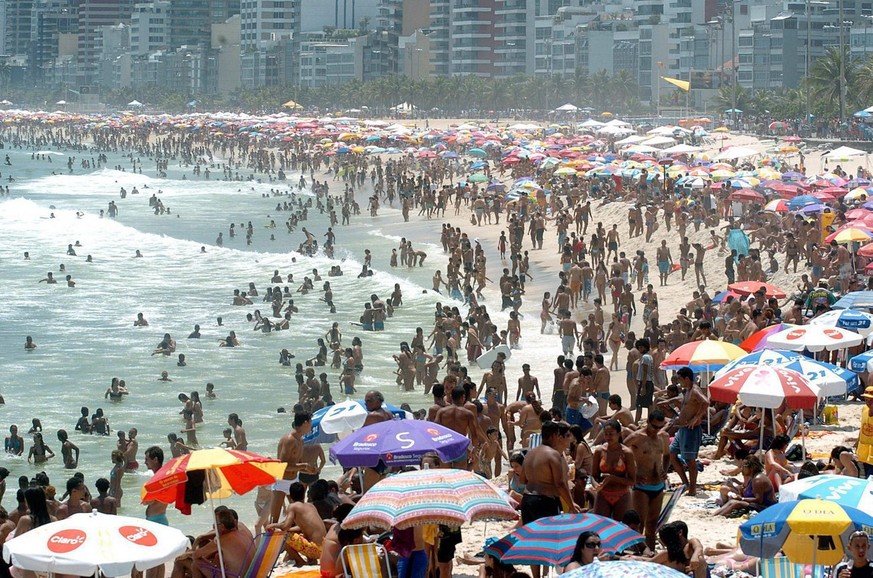 Hundreds of people enjoy the first day of the Brazilian summer on the Ipanema beach in Rio de Janeiro Sunday 26 December 2004. EPA/MARCELO SAYAO