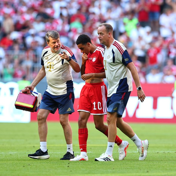 epa13171924 Jamal Musiala of Munich leaves the pitch injured the Telekom Cup between Bayern Munich and RB Leipzig in Munich Germany, 15 August 2026. EPA/ANNA SZILAGYI CONDITIONS - ATTENTION: The DFB r ...