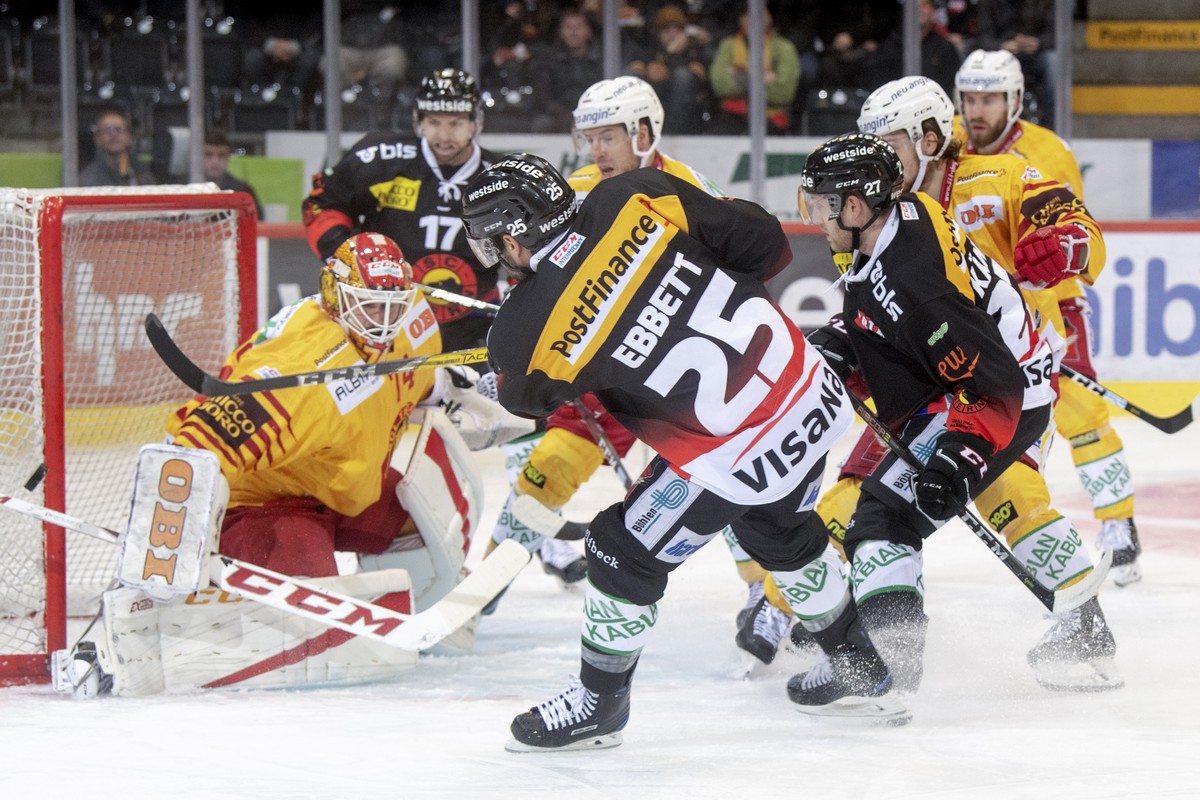 Berns Andrew Ebbett, Mitte, verpasst eine Chance gegen Tigers Goalie Ivars Punnenovs, links, waehrend dem Eishockey National League Spiel zwischen dem SC Bern und den SCL Tigers, am Samstag, 24. Novem ...