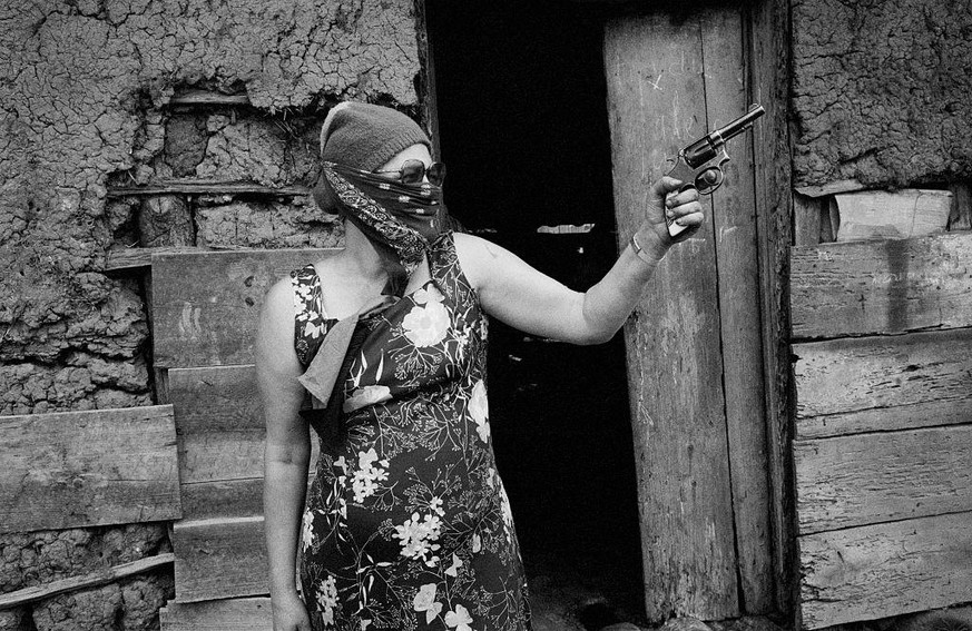 Bewaffnete Sandinista-Anhängerin nach einem Anschlag der Contras auf ihre Stadt.