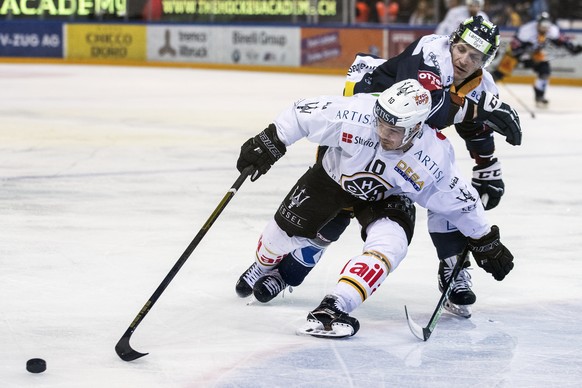 Luganos Alessio Bertaggia, links, im Duell mit Zugs Johan Morant, rechts, im ersten Eishockey Playoff-Viertelfinalspiel der National League zwischen dem EV Zug und dem HC Lugano am Samstag, 9. Maerz 2 ...