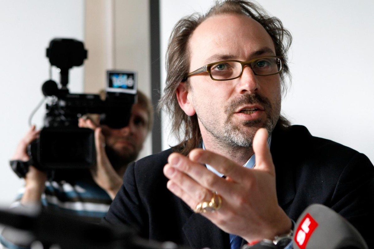 Olivier Thormann, juge d'instruction fribourgeois, parle lors d'une conference de presse suite au deces par le tir d'un policier vaudois, le 18 avril dernier sur l'autoroute A1 dan ...