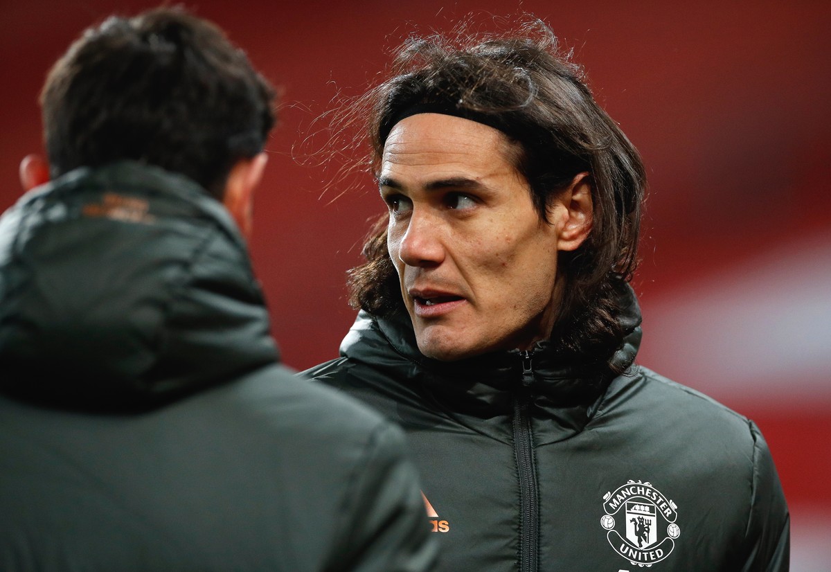 epa08999510 Manchester United's Edinson Cavani (R) warms up for the English FA Cup fifth round soccer match between Manchester United and West Ham United in Manchester, Britain, 09 February 2021. ...