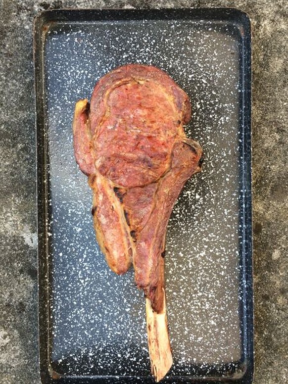 Ist das nicht schön? Das Tomahawk, fertig grilliert.