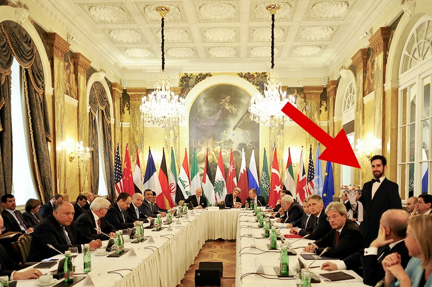 «Während Spitzendiplomaten aus aller Welt in Wien über einen Weg aus der Syrien-Krise berieten, beschränkte sich der einzige anwesende Syrer darauf, Häppchen und Getränke zu servieren», schreibt der Postillon unter dieses Bild.<br data-editable="remove">