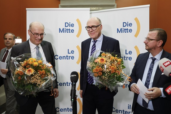 Die beiden Bundesratskandidaten Markus Ritter, Nationalrat Mitte-SG, 2. von links, und Martin Pfister, Regierungsrat Kanton Zug, treten neben Gerhard Pfister, Parteipraesident Mitte, links, und Philip ...
