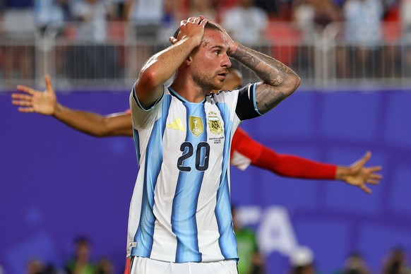 epaselect epa13106329 Alexis Mac Allister of Argentina gestures after missing a chance during the FIFA World Cup 2026 quarterfinals match Argentina vs Switzerland, in Kansas City, Missouri, USA, 11 Ju ...