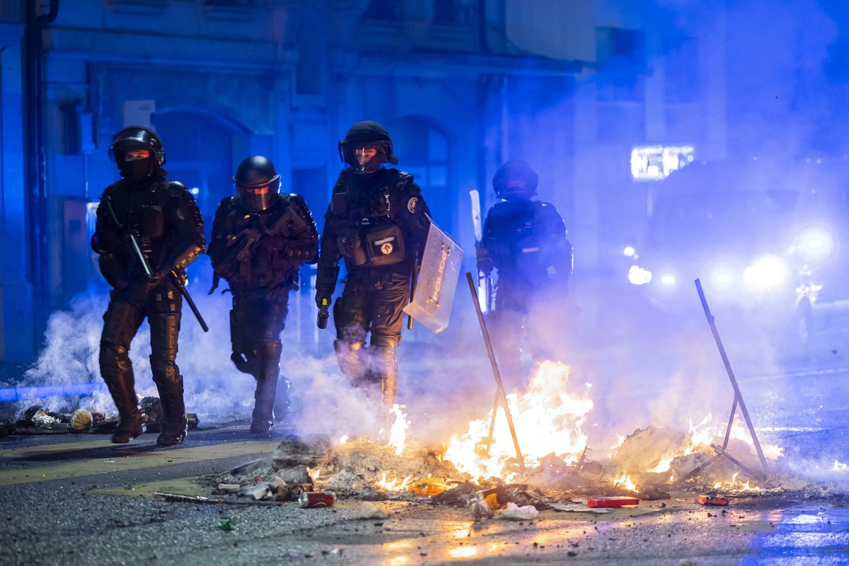 Des policiers interviennent au milieu de l'avenue de Morges (quartier de prelaz) lors de la deuxieme nuit d'emeutes suite a l'accident mortel survenu a un jeune homme mineur en scooter  ...