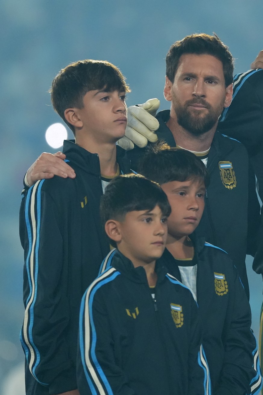 epa13286083 Lionel Messi (R) of Argentina poses with his children before an international friendly match between Argentina and Benin at the Estadio Monumental in Buenos Aires, Argentina, 06 October 20 ...