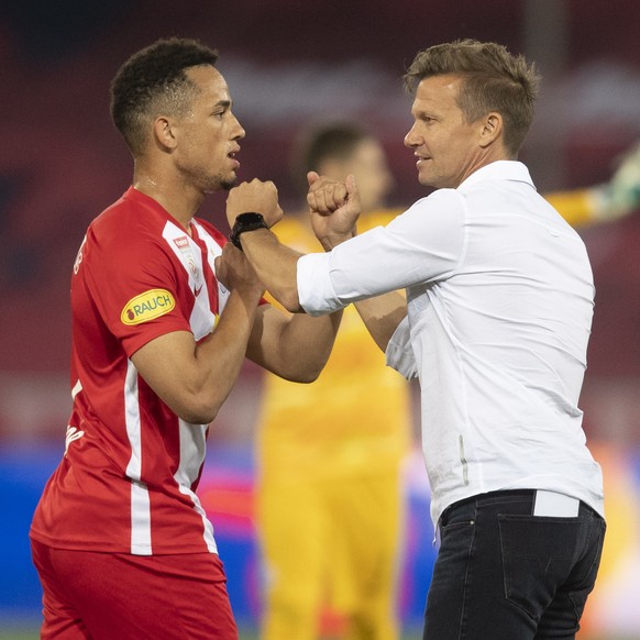 epa08463598 Salzburg's Noah Okafor (L) celebrates with his coach Jesse Marsch (R) after the Austrian first division Bundesliga soccer match between Red Bull Salzburg and SK Rapid Vienna in Salzbu ...