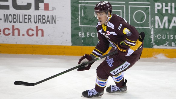 Geneve-Servette&#039;s forward Guillaume Asselin, of Canada, controls thee puck, during a National League regular season game of the Swiss Championship between Geneve-Servette HC and HC Ambri-Piotta,  ...