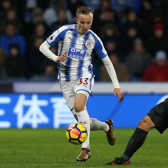 epa06385946 Huddersfield Town&#039;s Florent Hadergjonaj (L) in action with Chelsea&#039;s Danny Drinkwater during the English premier league soccer match between Huddersfield Town and Chelsea at the  ...