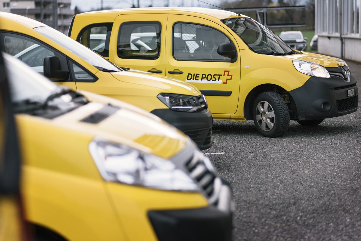 ZUM THEMA STRATEGISCHE POSTSTELLENNETZ-PLANUNG AN DER FRUEHLINGSSESSION 2018 VOM 26. FEBRUAR BIS ZUM 16. MARZ STELLEN WIR IHNEN FOLGENDES BILDMATERIAL ZUR VERFUEGUNG - Mail vans pictured outside a bra ...