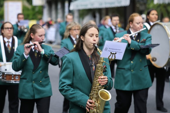 Musikantinnen der Musikgesellschaft Haegendorf-Rickenbach spielen und marschieren waehrend der Parade beim Eidgenoessischen Musikfest, am Donnerstag, 14. Mai 2026 in Biel. (KEYSTONE/Peter Klaunzer)