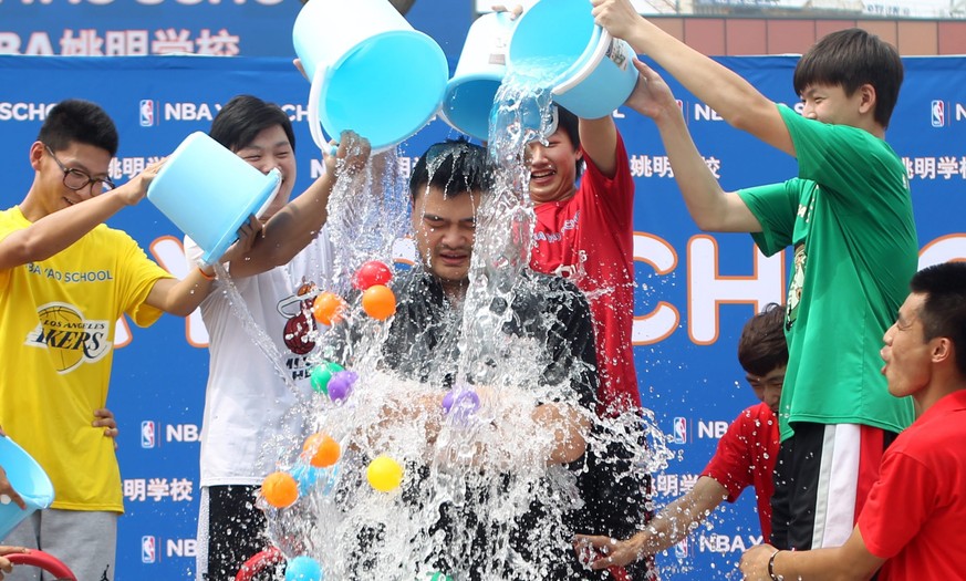 Ex-NBA-Star Yao Ming lässt die eiskalte Prozedur über sich ergehen.