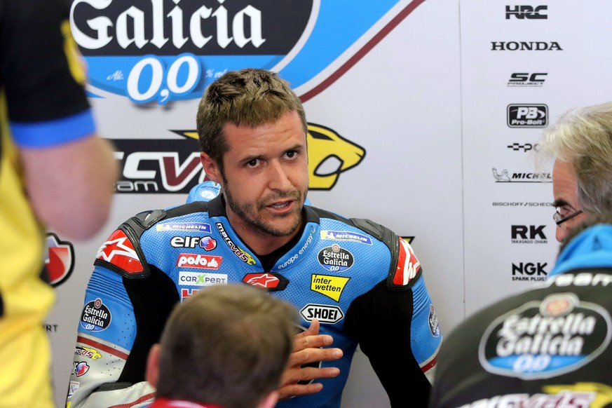 epa06748930 Swiss Moto GP rider Thomas Luthi (C) of EG 0,0 Marc VDS prepares with his team during the free practice of the MotoGP race of the French Motorcycling Grand Prix at Le Mans race track, in L ...
