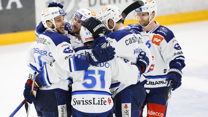 Zuerichs Chris Baltisberger, links, jubelt mit Teamkollegen nach dem zweiten Tor ihres Teams im ersten Eishockey Playoff-Finalspiel der National League zwischen dem EV Zug und den ZSC Lions am Montag  ...