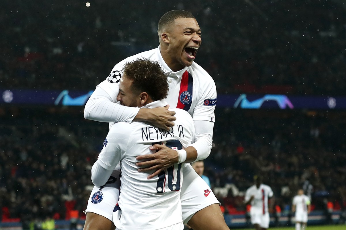 epa08063749 Paris Saint Germain's Neymar Jr (front) celebrates with Paris Saint Germain's Kylian Mbappe after scoring during the UEFA Champions League Group A soccer match between Paris Sain ...