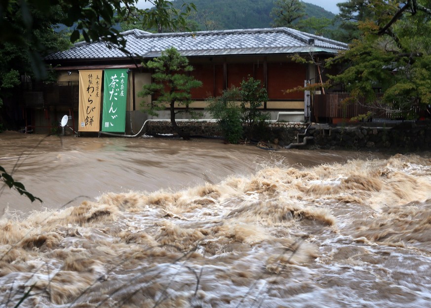 «Halong» war am Wochenende mit Windgeschwindigkeiten von bis zu 160 Stundenkilometern über die japanischen Hauptinseln Honshu und Shikoku hinweggefegt.