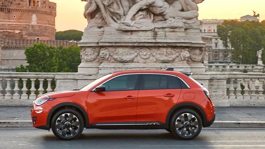 Side view: The 600 looks like a blown-up 500 with five doors.