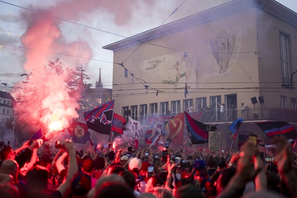 Die Mannschaft des FC Basel 1893 laesst sich auf dem Balkon des Restaurants PapaJoe&#039;s feiern, bei einer spontanen Meisterfeier von den Fans, um den Meistertitel zu feiern, auf dem Barfuesserplatz ...