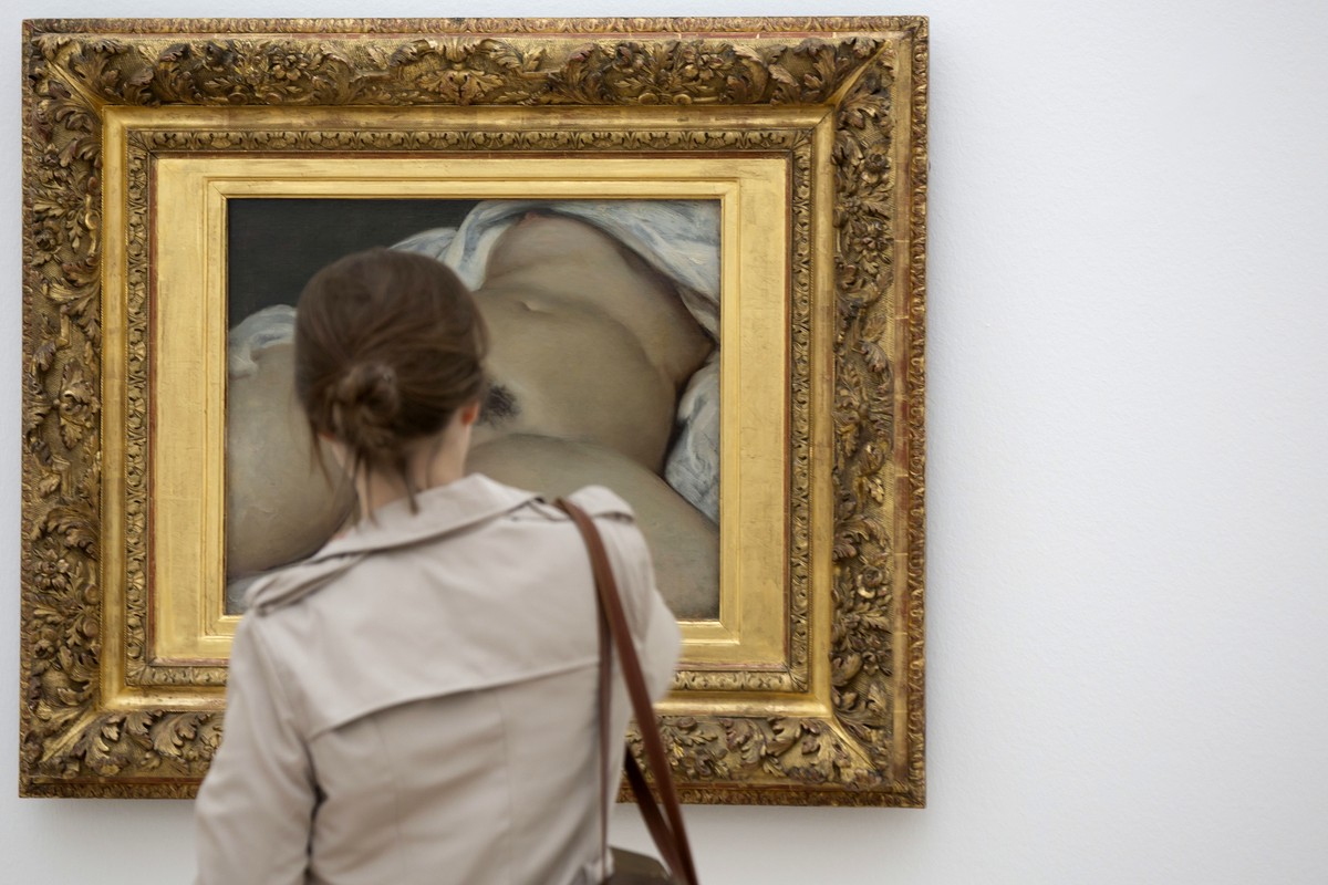 Eine Frau betrachtet Gustave Courbets beruehmtes Gemaelde "L'Origine du monde" (1866), das zum ersten Mal in Europa ausserhalb Frankreichs praesentiert wird, fotografiert am Freitag, 5. ...