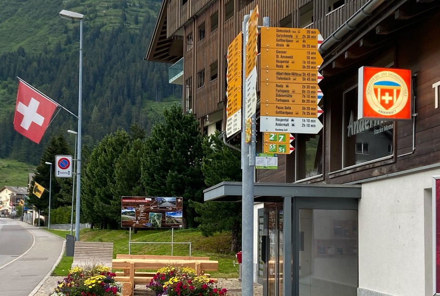 Rauszeit grösster Wegweiser der schweiz Andermatt