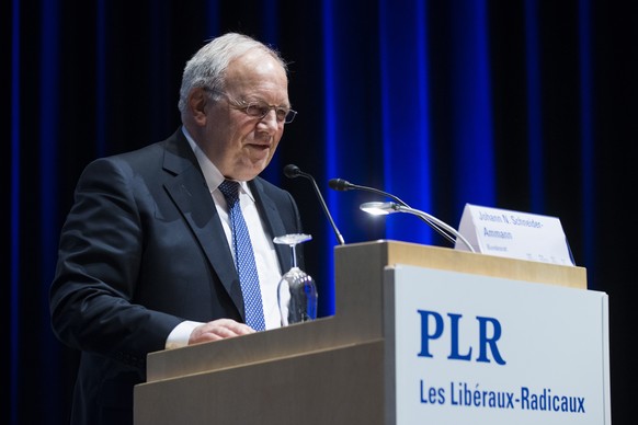 Bundesrat Johann Schneider-Ammann spricht bei der Delegiertenversammlung der FDP, am Samstag, 13. Januar 2018 in Biel. (KEYSTONE/Peter Klaunzer)