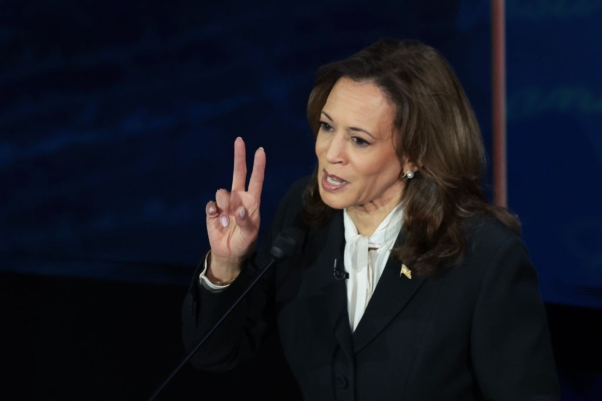 PHILADELPHIA, PENNSYLVANIA - SEPTEMBER 10: Democratic presidential nominee, U.S. Vice President Kamala Harris, debates Republican presidential nominee, former U.S. president Donald Trump, for the firs ...