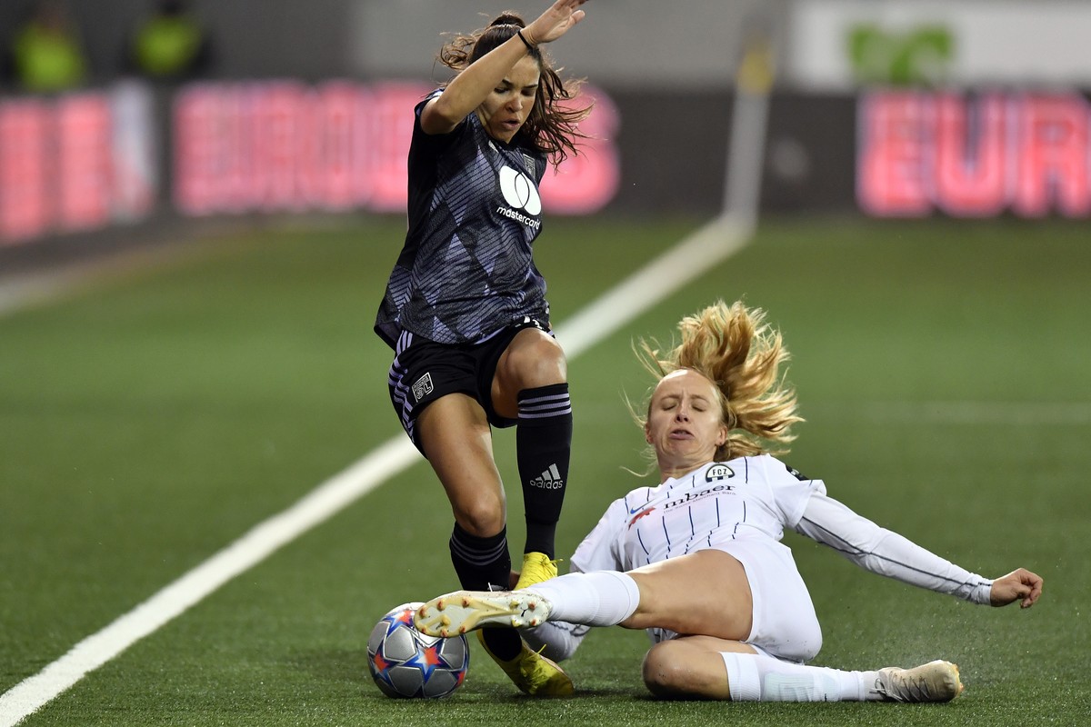 epa10326274 Zurich's Irina Pando (R) in action against Lyon's Delphine Cascarino during the UEFA Women's Champions League Group C soccer match between FC Zuerich and Olympique Lyonnais  ...