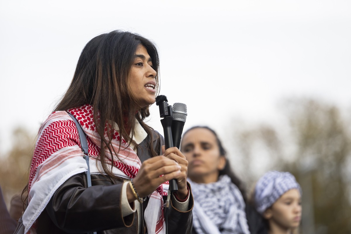 La deputee europeenne Rima Hassan parle lors d'une mobilisation pro-palestinienne pour denoncer la responsabilite des multinationales dans le conflit a Gaza ce dimanche 19 octobre 2025 a Geneve.  ...