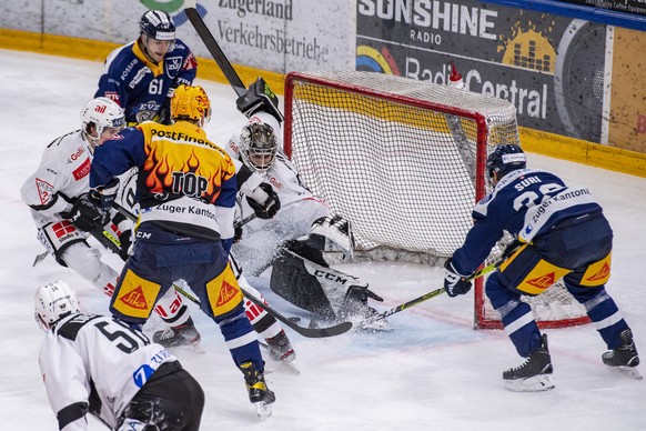 Die Zuger mit Reto Suri, rechts, und Jan Kovar, mitte, schiessen das Tor zum 1:0 beim Eishockey Qualifikationsspiel der National League zwischen dem EV Zug und dem HC Lugano am Dienstag, 25. Januar 20 ...