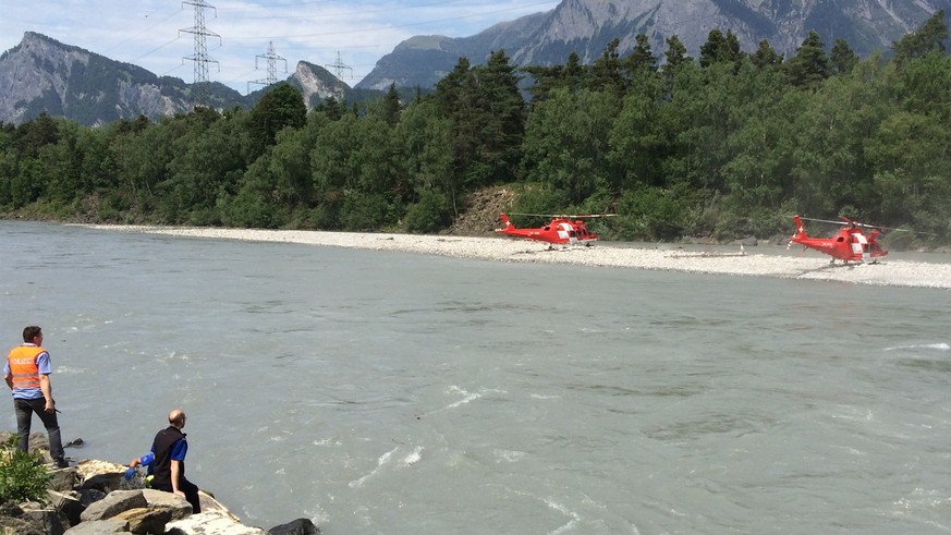 HANDOUT - Zwei Helikopter der Rega beteiligen sich an der Suche nach einer vermissten Person nach einem Bootsunfall auf der Landquart bei Schiers am Freitag, 27. Mai 2017. Nach ersten Erkenntnissen wa ...