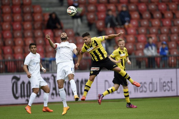 Der Zuercher Yassine Chikhaoui, links, im Kampf um den Ball gegen den Berner Leonardo Bertone, rechts, im Fussball Meisterschaftsspiel der Super League zwischen dem FC Zuerich und YB im Stadion Letzig ...