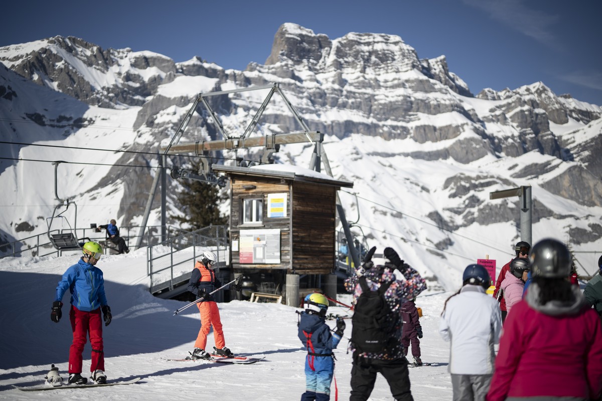 Skifahrer geniessen die Pisten der Sportbahnen Braunwald auf dem Seblengrat, am Sonntag, 2. Maerz 2025, in Braunwald. (KEYSTONE/Gian Ehrenzeller)