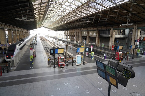 News Bilder des Tages Frankreich streikt erneut gegen geplante Rentenreform - Bahnhof Gare du Nord leer und verwaist Protesttag gegen Macrons Rentenreform in Frankreich - Leere und verwaiste Bahnsteig ...