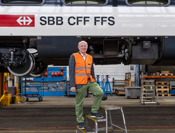 Vincent Ducrot, CEO des CFF pose lors d&#039;une conference de presse bilan et perspectives apres les 100 premiers jours dans l&#039;entreprise CFF/SBB devant un train ICN en reparation dans les ateli ...