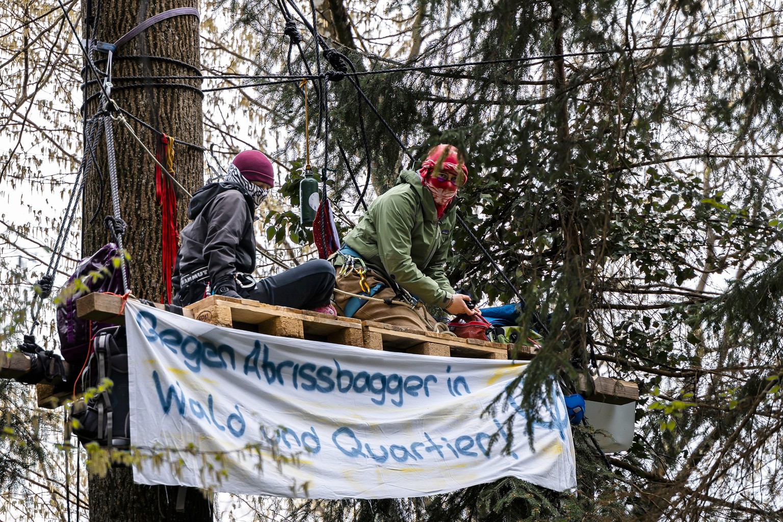 Aktivisten besetzen ein Waldstueck nahe der Deponie Chalberhau im Ruemlanger Wald, am Samstag, 8. April 2023 in Ruemlang. Rund 20 Aktivisten protestieren mit der Waldbesetzung gegen die Waldrodung von ...