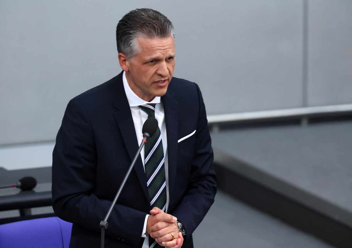 epa12098578 Head of the German Chancellery Thorsten Frei attends a session of the German parliament 'Bundestag' in Berlin, Germany, 14 May 2025. EPA/HANNIBAL HANSCHKE