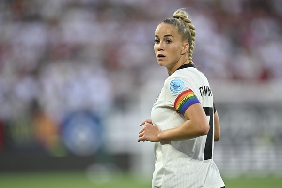 epa12216447 Germany&#039;s Giulia Gwinn (C) comes off the pitch with an injury during the UEFA Women&#039;s EURO 2025 group stage soccer match of Denmark against Sweden, in Geneva, Switzerland, 04 Jul ...