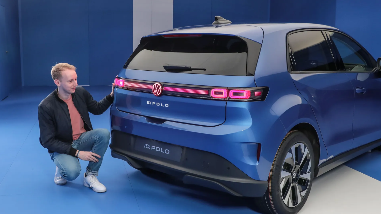 Das Heck mit seinem Leuchtenband ist gut geraten; der untere Bereich ist mit unlackiertem Kunststoff beplankt.