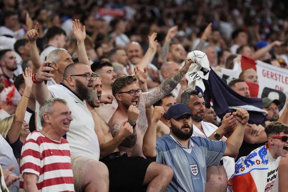 England supporters during the round of sixteen match between England and Slovakia at the Euro 2024 soccer tournament in Gelsenkirchen, Germany, Sunday, June 30, 2024. - Soccer . PUBLICATIONxNOTxINxITA ...