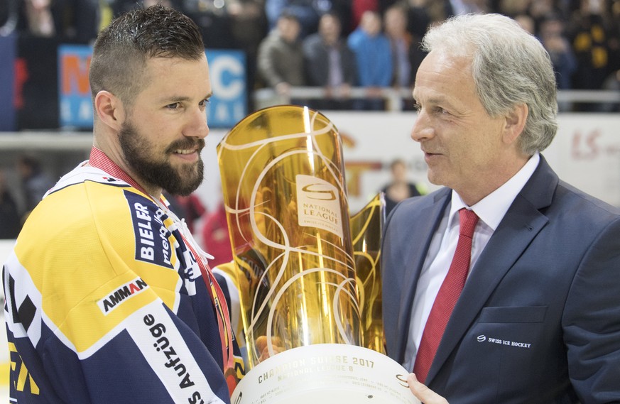 Langenthals Stefan Tschannen, bekommt den NLB Meisterkuebel, nach dem siebten Playoff-Finalspiel der National League B zwischen dem SC Langenthal und dem SC Rapperswil-Jona Lakers, am Dienstag, 4. Apr ...