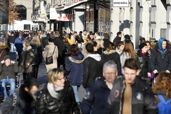 ARCHIVBILD ZUR JAHRESMEDIENKONFERENZ DES SCHWEIZERISCHEN GEWERKSCHAFTBUNDES -- Grossandrang von Menschen auf der Bahnhofstrasse waehrend des Sonntagsverkaufs an der Bahnhofstrasse in Zuerich am 2. Adv ...