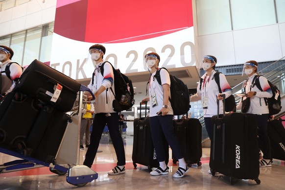 epa09355992 The South Korean national handball squad arrives at Narita airport near Tokyo, Japan, 21 July 2021, to compete in the Tokyo Olympics. EPA/YONHAP SOUTH KOREA OUT