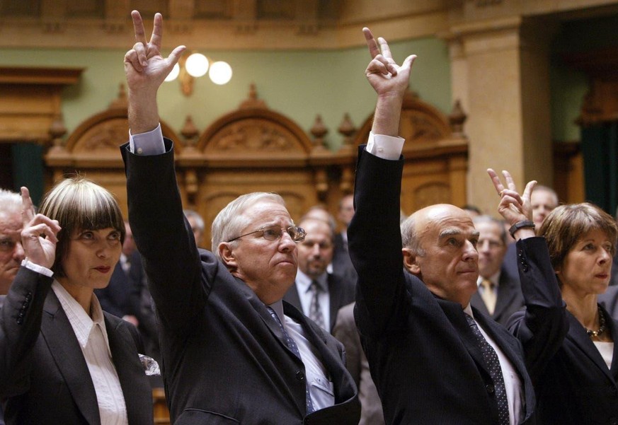Christoph Blocher (zweiter von links) schwört den Amtseid als neu gewählter Bundesrat.