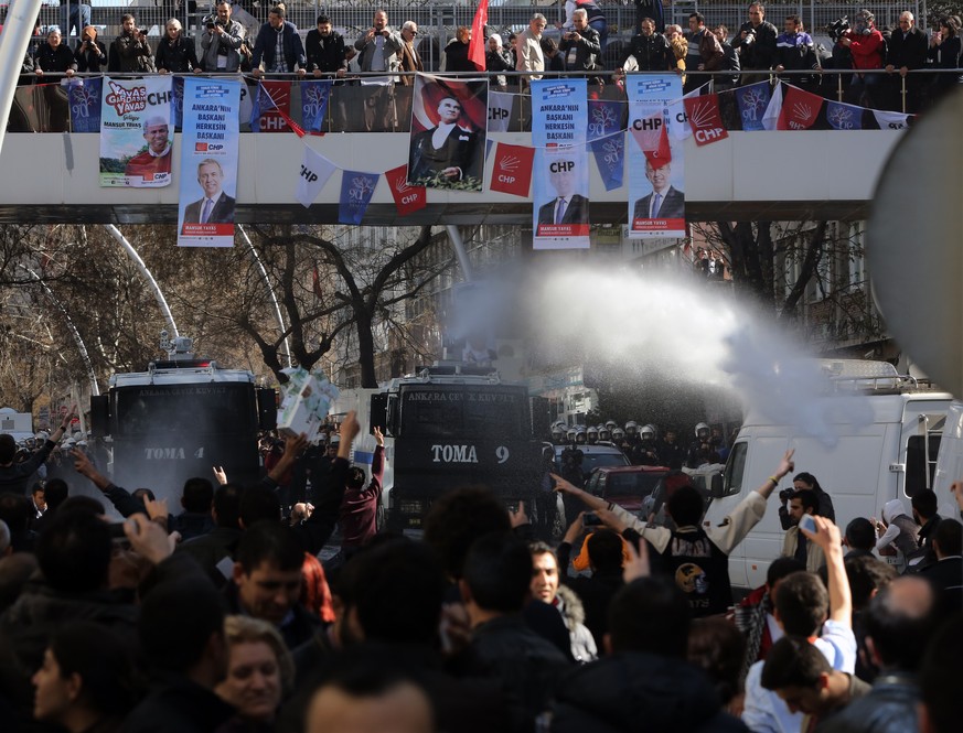 Proteste von Oppositionsanhängern gegen Wahlbetrug in Ankara, nachdem der Bürgermeister der regierenden AKP knapp die äusserst umstrittenen Lokalwahlen vom April 2014 gewonnen hat.