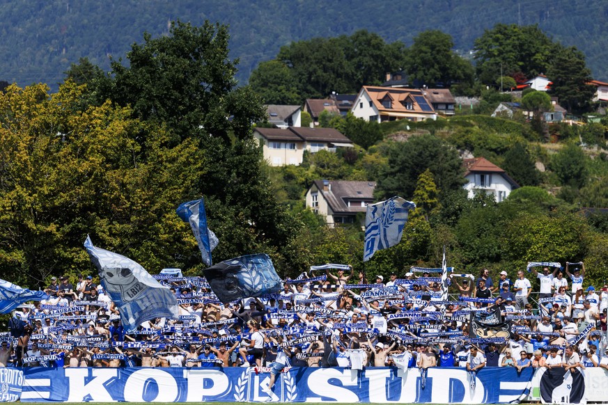 Les fans lausannois lors de la rencontre de football du premier tour de Coupe de Suisse entre le FC Lausanne-Sport, LS, et le FC Vevey-Sports, VS, ce dimanche 17 aout 2025 au Stade Bel-Air a la Tour-d ...