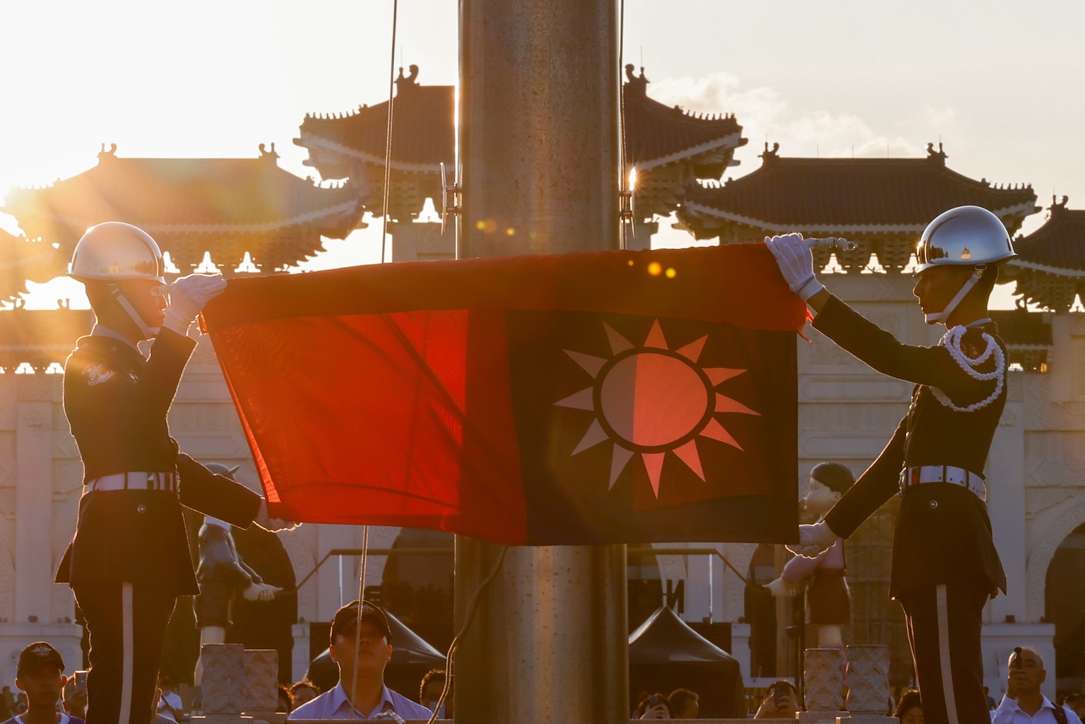 epa12209849 Taiwanese honor guard conduct a flag-lowering ceremony at Liberty Square in Taipei, Taiwan, 02 July 2025. Taiwan&#039;s Han Kuang drills, beginning 09 July, will simulate a Chinese blockad ...